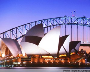 Das berühmte Opernhaus in Sydney, Harbour Bridge im Hintergrund; Australien