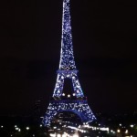 Eiffelturm in Paris mit Weihnachtsbeleuchtung