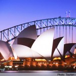 Das berühmte Opernhaus in Sydney, Harbour Bridge im Hintergrund; Australien