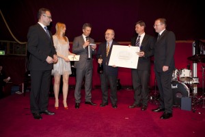 Harald Wohlfahrt durfte den Acqua Panna Sonderpreis "Sternemacher" aus den Händen des italienischen Grand-Chefs Gualtiero Marchesi (dritter von rechts) entgegennehmen (Foto: S. Pellegrino/teatro)